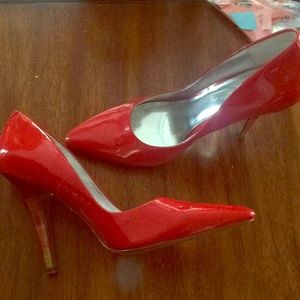 Sexy red pumps with heel detail